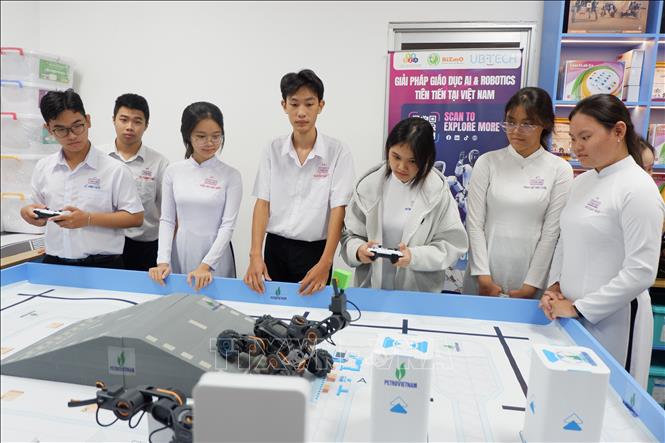 Học sinh trường THPT Tân An (Tây Ninh) học tập trong Phòng thực hành giáo dục STEM. (Ảnh: Đức Hạnh/TTXVN)